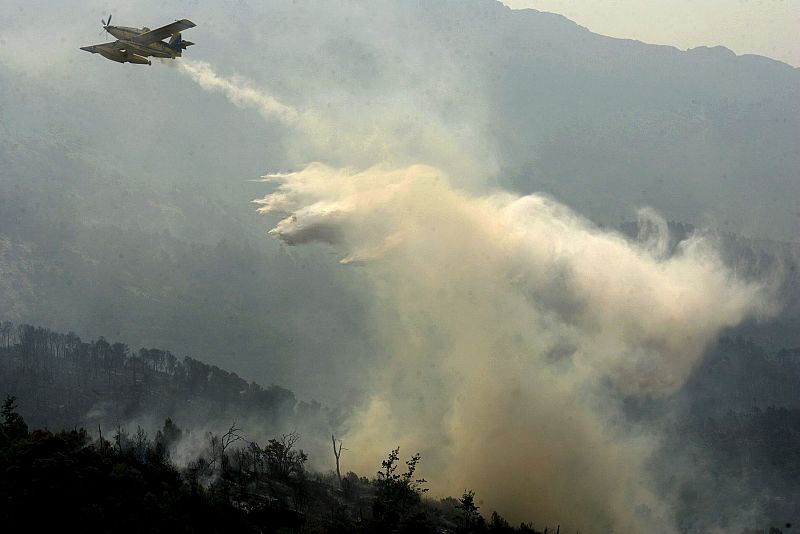 Un hidroavión arroja agua