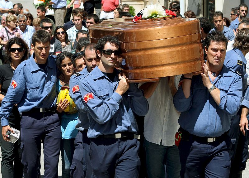 Compañeros del bombero fallecido