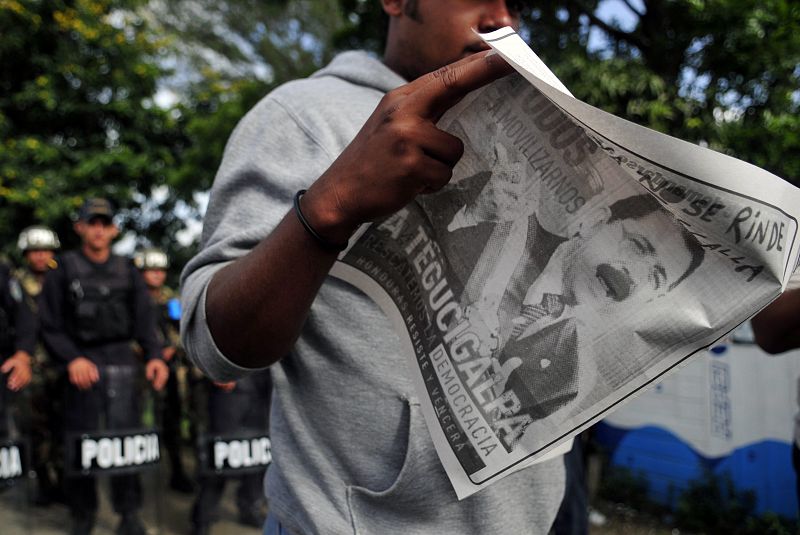 Un ciudadano hondureño, y policías