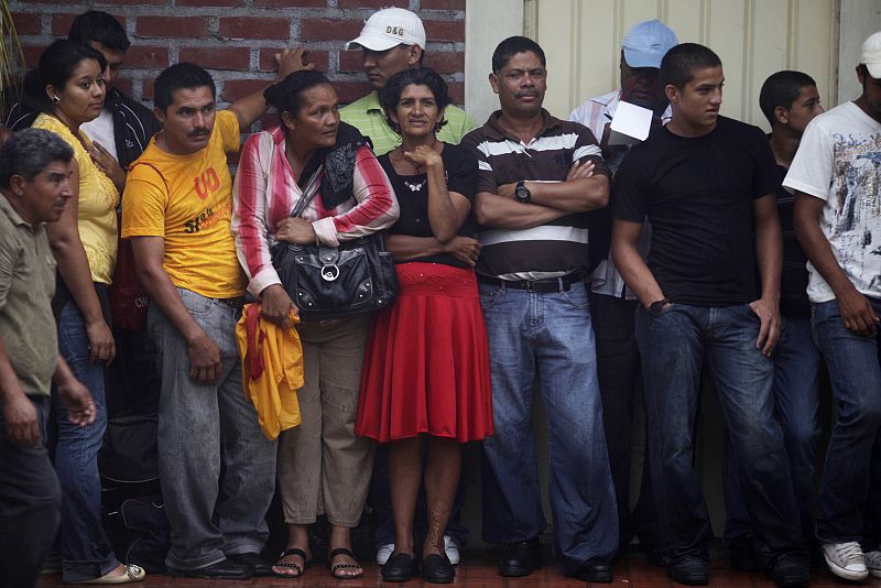 Manifestantes y policía en Honduras