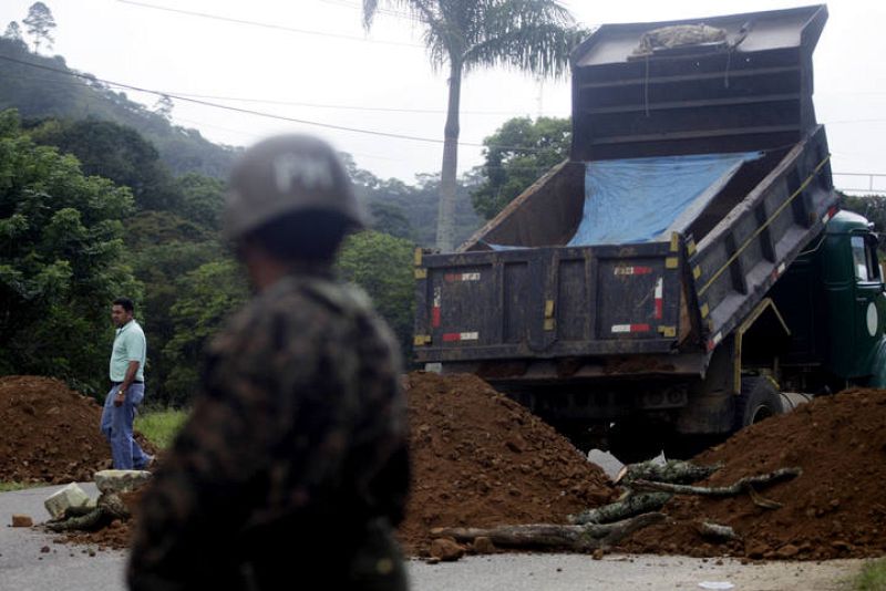 Un camión volcado en Las Manos