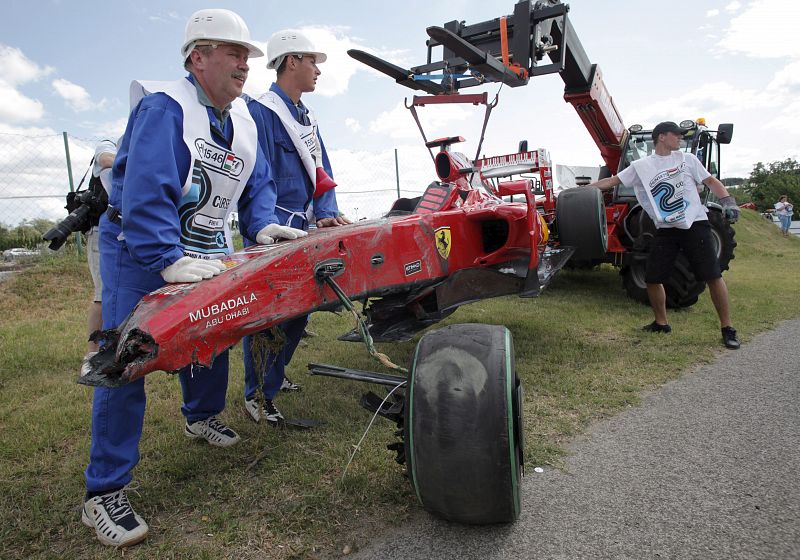 Una grúa retiró el Ferrari del brasileño tras el accidente.