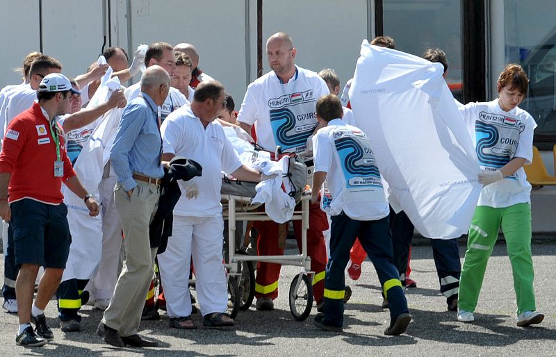 Los sanitarios del circuito atendieron pronto al accidentado piloto.