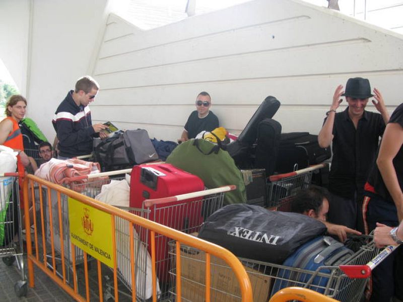 Los campuseros esperan en fila con sus equipos y equipajes metidos en carros de supermercado