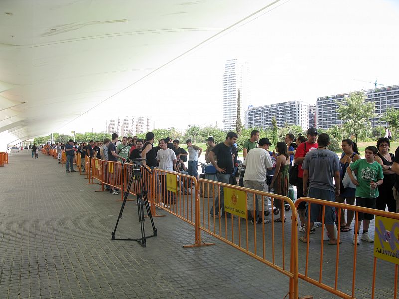 La fila de participantes en el momento de apertura de puertas, a las 10:00 horas, daba la vuelta a parte del recinto