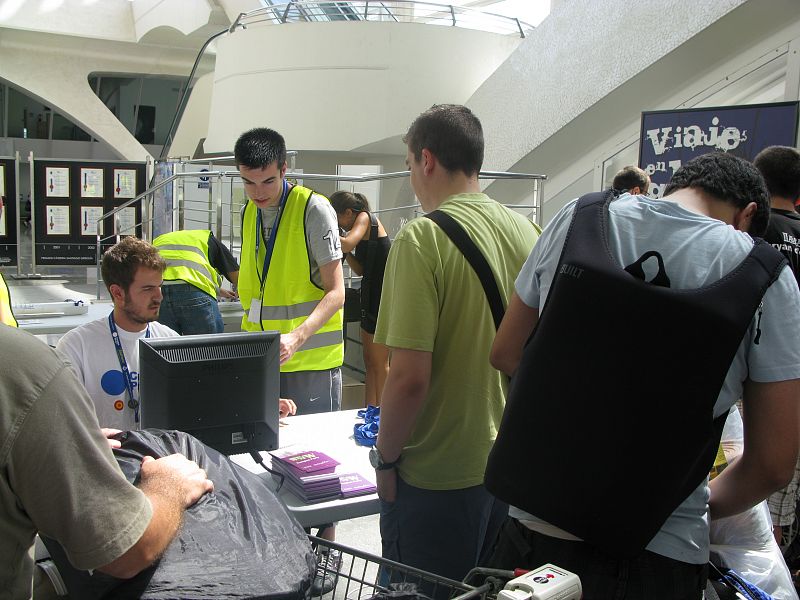 Los campuseros han ido llegando a lo largo de todo el día. Lo primero: acreditarse e inscribir el ordenador