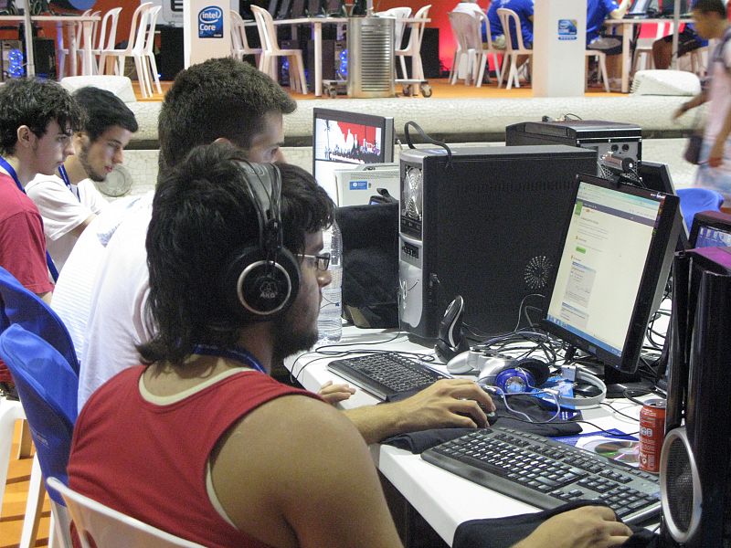 En la zona de Ocio Digital, los campuseros no han parado de jugar ni un momento desde que han conseguido conectar el ordenador