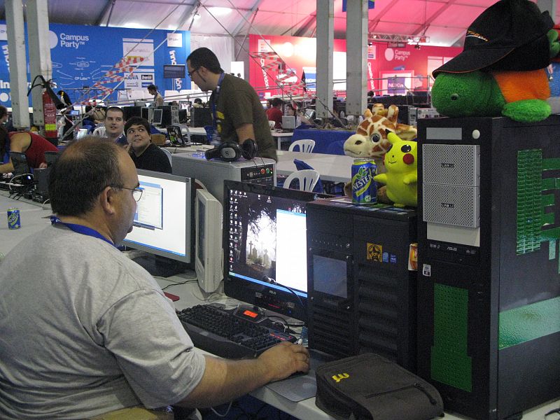 vMuchos campuseros han venido, literalmente, con la casa a cuestas para decorar sus puestos