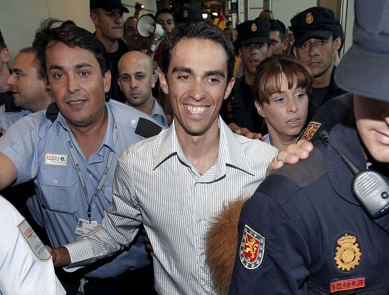 El corredor del Astana, Alberto Contador tuvo que ser protegido por efectivos policiales y agentes de seguridad privada, a su llegada al aeropuerto de Madrid.