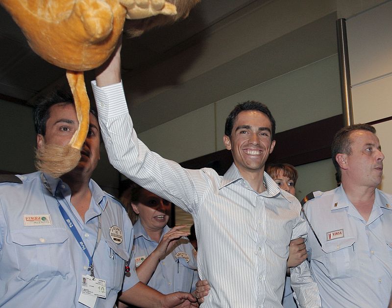 Alberto Contador a su llegada al aeropuerto de Barajas, tras proclamarse ganador del Tour de Francia por segunda vez en su carrera.