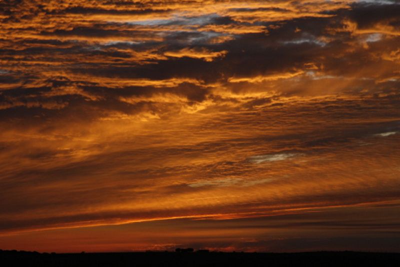 Nubes de amanecer en Morille, Salamanca.(27/07/09)