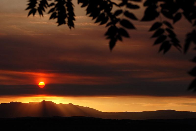 El humo del fuego de las Hurdes oculta el sol.(27/07/09)