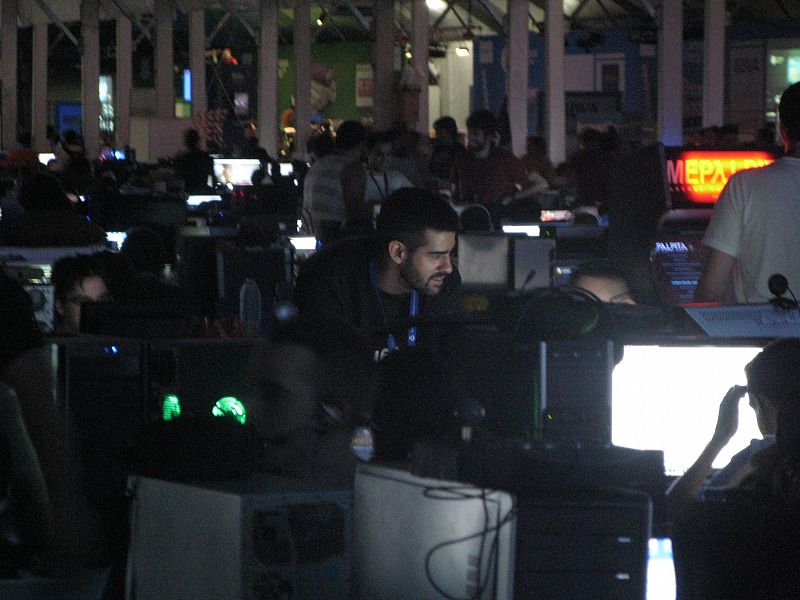 Ya son cerca de las 00:00 horas y los campuseros siguen tan activos como a primera hora