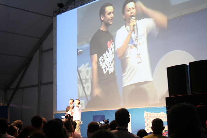 Miguel Ángel Expósito, director de Campus Party Valencia, dirige la cuenta atrás acompañado de un campusero