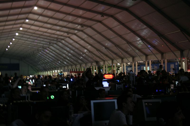 Los campuseros, fieles a la tradición, apagan sus monitores para comenzar la cuenta atrás.