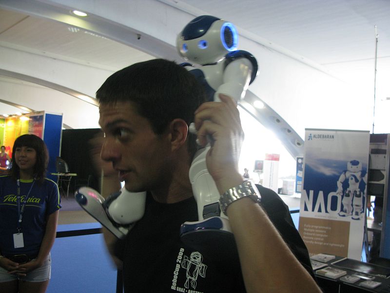 Nao, una de las sorpresas de la inauguración de la Campus, descansa a hombros de uno de sus diseñadores, Romain Davos