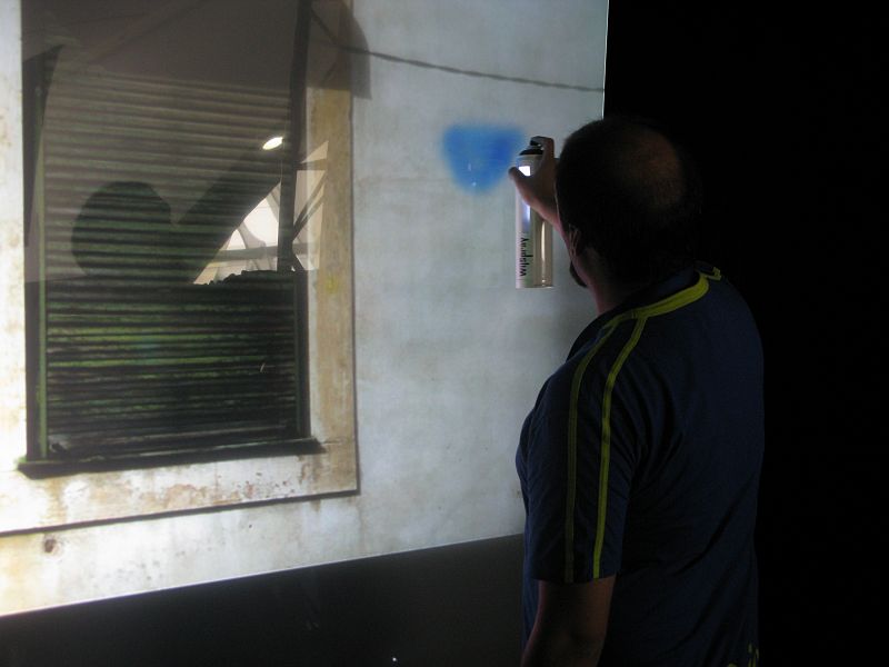 Martin Lihs ha hecho realidad el sueño de cualquier graffitero: una pared infinita y un spray que jamás se agota. Se llama WiiSpray y utiliza la tecnología inventada por Nintendo para el mando de la Wi