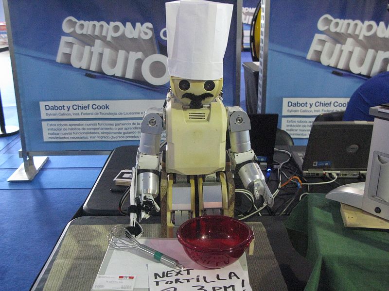 Salvador Dbot pinta y Chief Cook cocina, parecen dos, pero en realidad es un sólo robot que cambia de personalidad