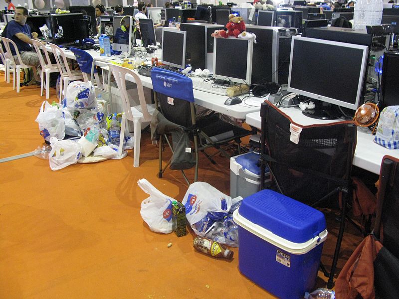 Muchos campuseros sobreviven gracias a comida basura y a bebidas energéticas.