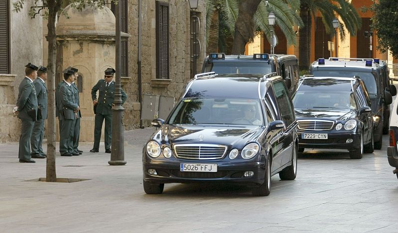 Zapatero y Rajoy han viajado juntos desde Madrid hasta Mallorca para expresar sus condolencias a las familias.