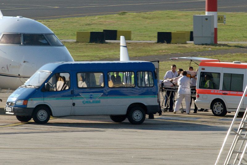 El piloto brasileño de Ferrari, Felipe Massa, es transportado a la ambulancia que lo llevará desde el Hospital Honved al aeropuerto Ferihegy de Budapest, Hungría.