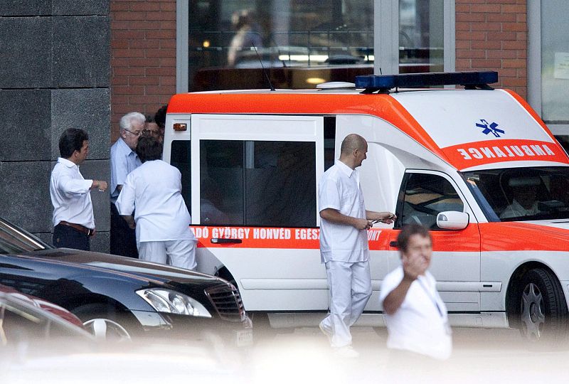 El piloto brasileño de Ferrari, Felipe Massa, es transportado desde la ambulancia a un avión que lo llevará a Sao Paulo, en el aeropuerto Ferihegy de Budapest, Hungría.