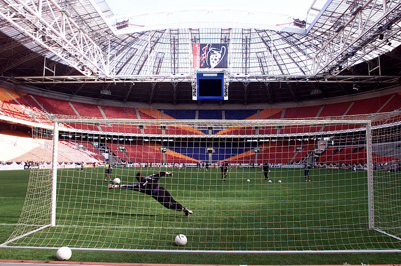 Vista general del Amsterdam Arena en 1998, con Cañizares entrenando antes de la final del 98, ganada por el Madrid.