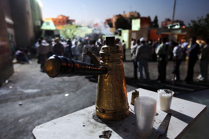 PALESTINOS ESPERAN PARA IR A TRABAJAR A JERUSALÉN