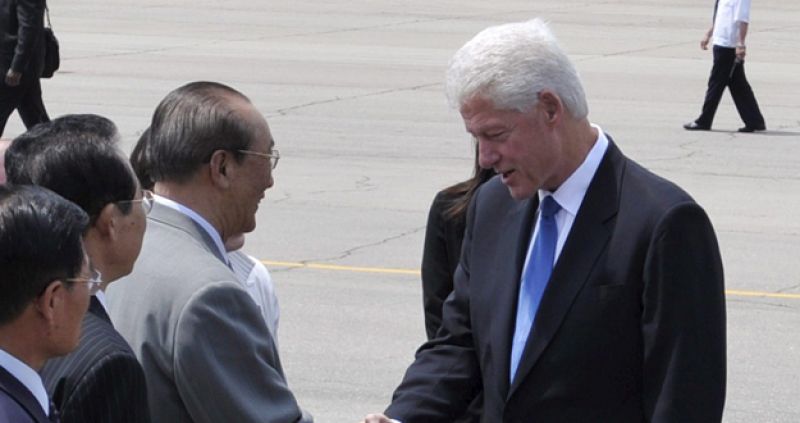 Clinton en su llegada a Corea