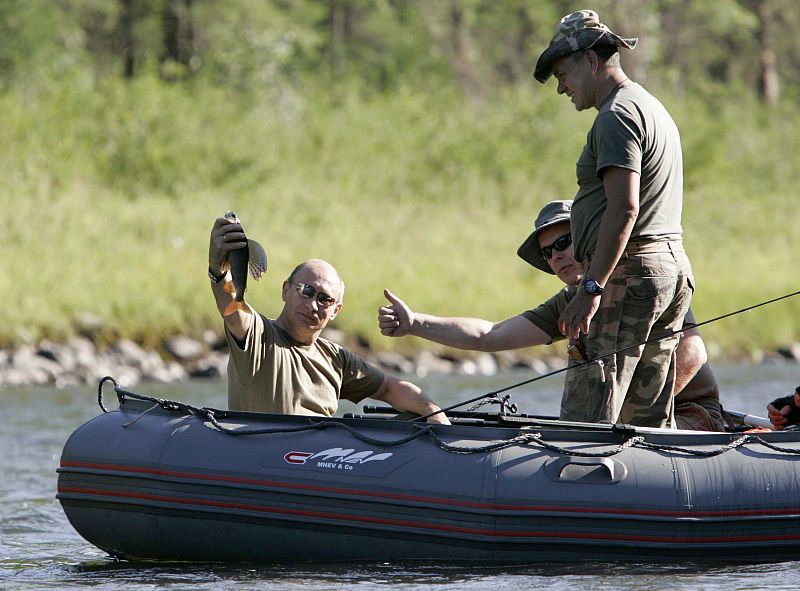 El primer ministro ruso muestra un pez que pescó en el río Yenisei, en Siberia, durante una jornada de pesca con el príncipe Alberto de Mónaco en 2007.
