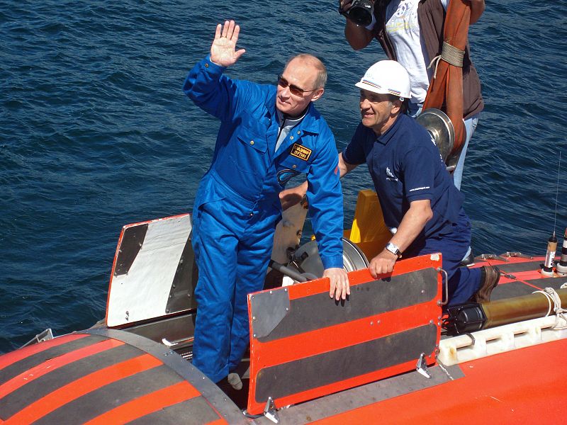 Putin saluda a bordo de un mini submarino en el que se internó en las profundidades del lago Baika.