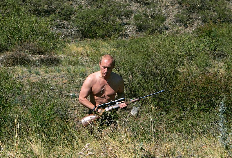 Putin camina con un rifle hace dos años al sur de la región de Tuva.