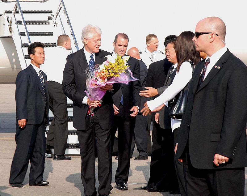 EX PRESIDENTE CLINTON REGRESA A EEUU CON PERIODISTAS LIBERADAS