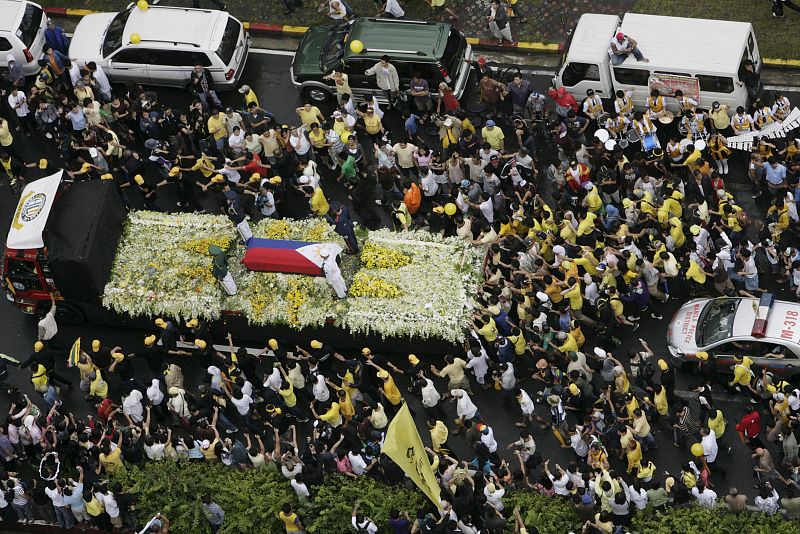 Miles de filipinos en la calle