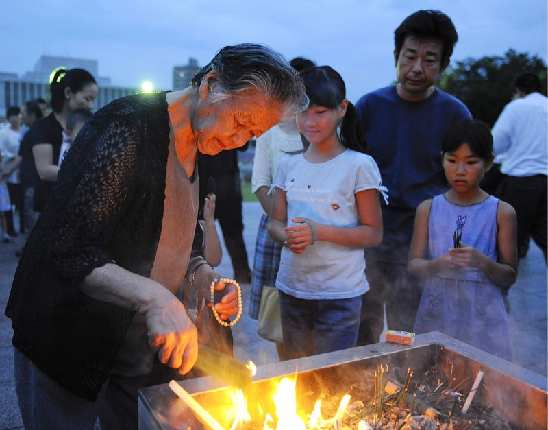 RESIDENTES DE HIROSHIMA RINDEN HOMENAJE A LAS VÍCTIMAS DE LA BOMBA ATÓMICA