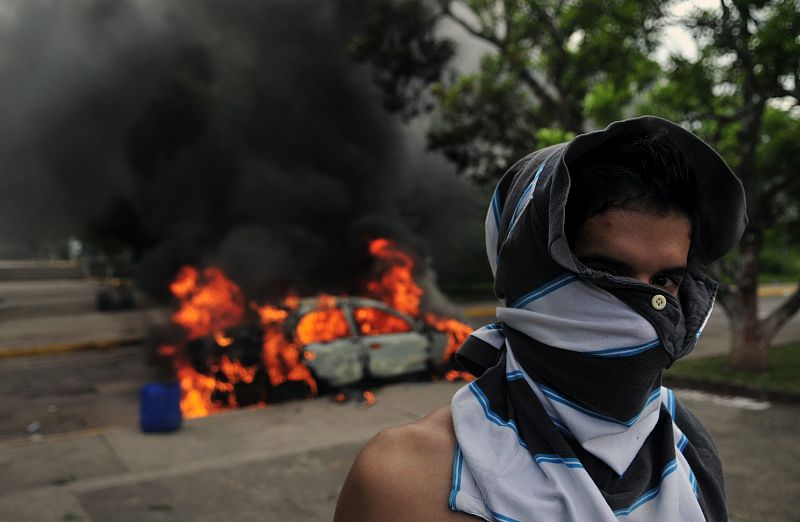 ESTUDIANTES Y POLICÍAS SE ENFRENTAN EN LA ESTATAL UNIVERSIDAD DE HONDURAS