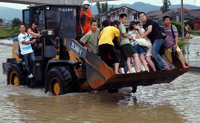 HABITANTES SON EVACUADOS A BORDO DE UN BULDÓCER