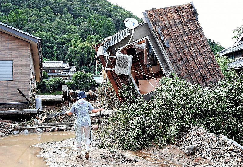 EL TIFÓN ETAU CAUSA AL MENOS DOCE MUERTOS DURANTE SU PASO POR JAPÓN