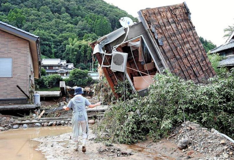 EL TIFÓN ETAU CAUSA AL MENOS DOCE MUERTOS DURANTE SU PASO POR JAPÓN