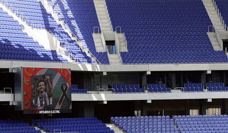 Un pantalla dentro del estadio recuerda al capitán del equipo.