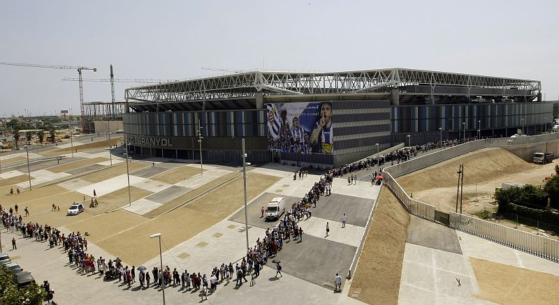 Miles de personas se han congregado en las entradas del estadio de Cornellà para dar su último adiós al futbolista del Espanyol Dani Jarque.