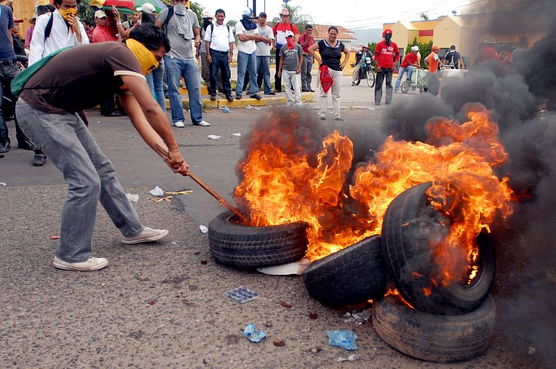 SEGUIDORES DE ZELAYA CONCENTRAN SUS PROTESTAS EN DOS CIUDADES IMPORTANTES