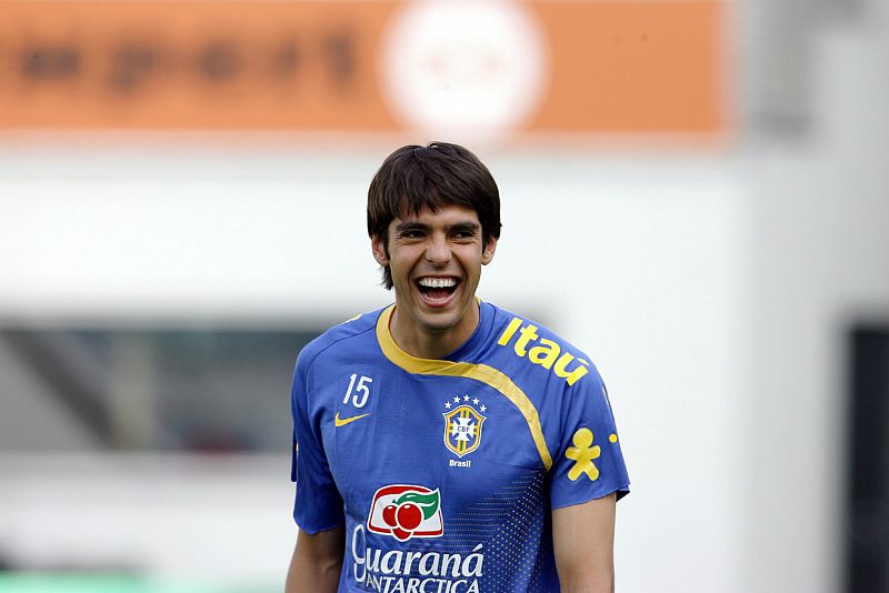 El jugador de la selección brasileña 'Kaká' sonrie durante el entrenamiento que el equipo llevó a cabo en el estadio Le Coq Arena de Tallin, Estonia.