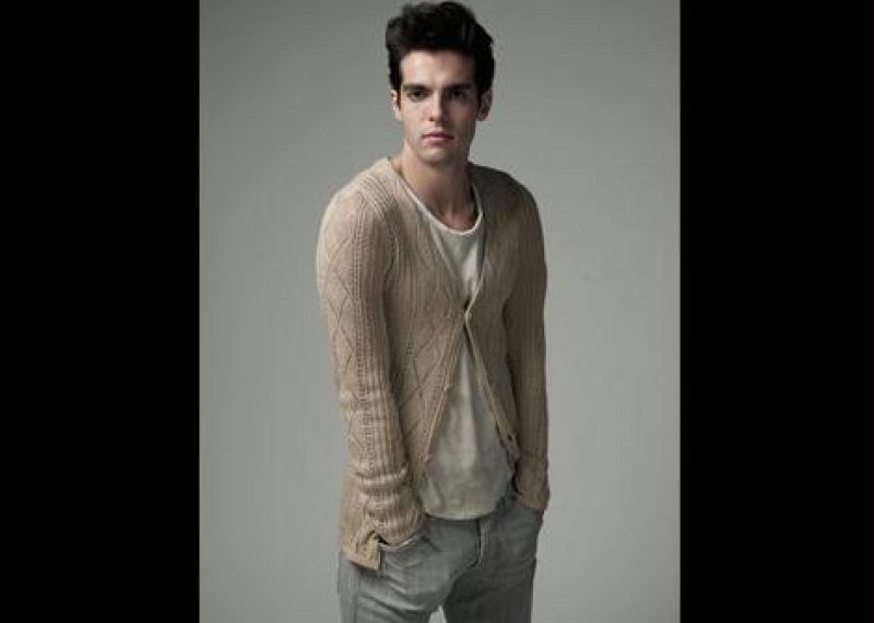 El brasileño Kaká posando con un modelo de Armani.