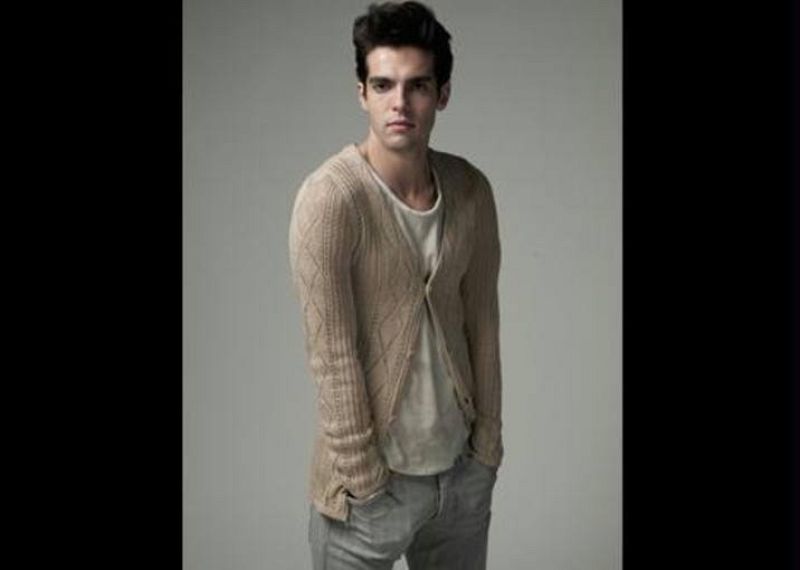  El brasileño Kaká posando con un modelo de Armani.