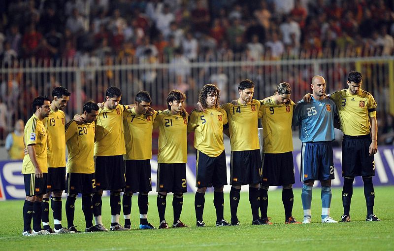 Tras posar con la camiseta con el dorsal 21, el homenaje continúo con el minuto de silencio.