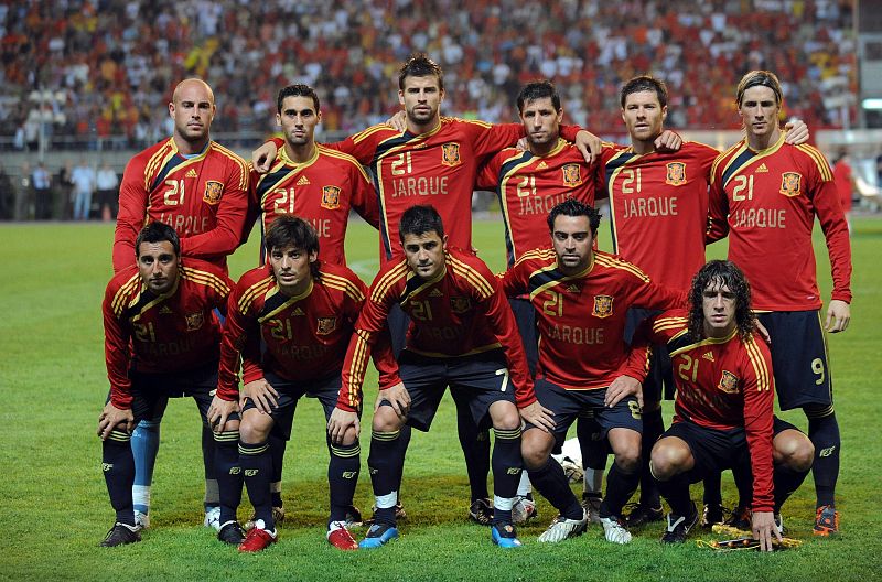 La selección española de fútbol hace un homenaje póstumo al capitán del Espanyol, Dani Jarque, vistiendo el dorsal 21 del jugador fallecido