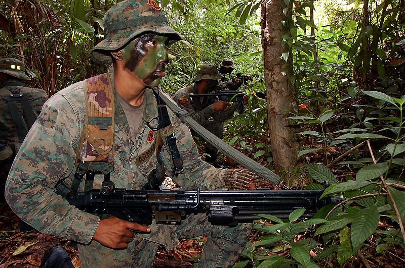 MILITARES ECUATORIANOS REALIZAN OPERATIVO A GRAN ESCALA EN FRONTERA COLOMBIA