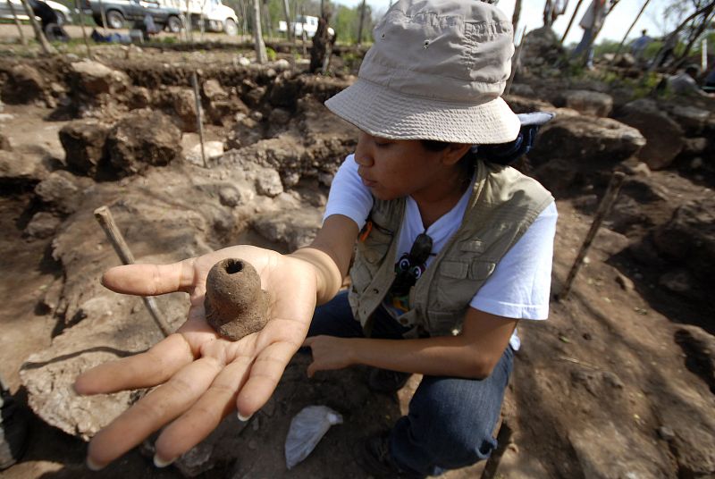 INTENTAN REUBICAR ALTAR MAYA DESCUBIERTO EN LA AMPLIACIÓN DE UNA CARRETERA