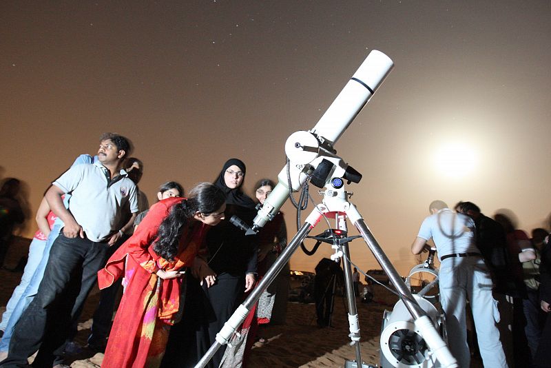 VARIAS PERSONAS SE REÚNEN PARA LA LLUVIA DE LAS PERSEIDAS